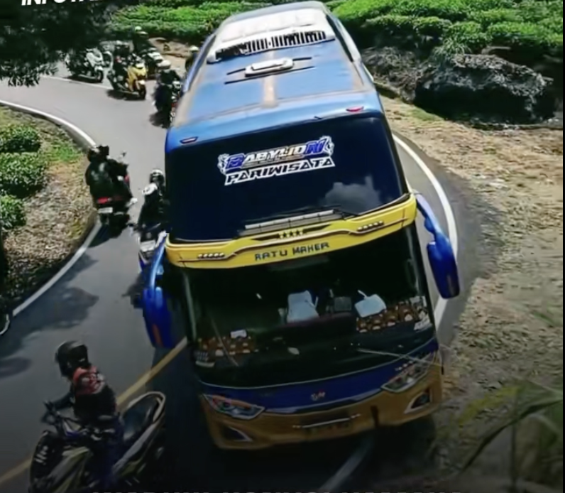 Pengendara NMax cegat bus di tikungan Ciwidey